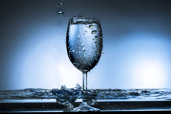 Wasser Glas Wasser spritzen — Stockfoto